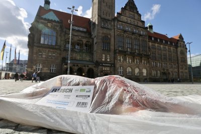 „Peta“ bietet auf dem Neumarkt in Chemnitz Mensch „zum Verzehr“ an.