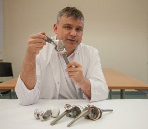 Dr. Kai Wolfram von der Zeisigwaldklinik Bethanien in Chemnitz mit Teil- und Vollprothesen fürs Knie.