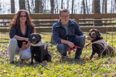 Sie erblindete nach einem Autounfall, er infolge einer Erkrankung: Judith Dolny Tröger mit ihrem Hund Kim und Frank Grunert mit seinem Hund Juma. 