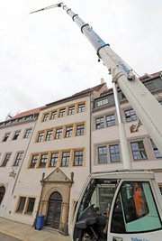 Der Kran, der Dienstag auf dem Obermarkt im Einsatz war, kann bis zu 100 Tonnen heben und ist 70 Meter hoch. 