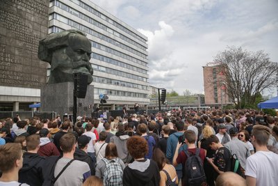 Bei entspannter, aber ausgelassener Stimmung sangen die Wahlberliner rund eine Stunde bei warmen Temperaturen und Sonnenschein.