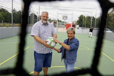 Reike Dehrbeck und Birgit Jantsch auf dem neuen Mini-Spielfeld.