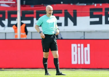 Schiedsrichter Nicolas Winter brach die Partie nach der 45. Minute ab. 