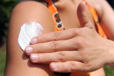 Die Hautärztin Dr. Eva Kämmerer aus Freiberg empfiehlt Sonnencreme nicht nur beim Sonnenbaden, sondern auch als täglichen Schutz gegen UV-Strahlen (Symbildbild).