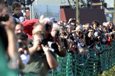 Unbeirrte Faszination Eisenbahn: Schnappschuss vom Fotoshooting zum Heizhausfest von vor zehn Jahren. Schon damals wurde das Paradegleis von hunderten Fotofreunden belagert.