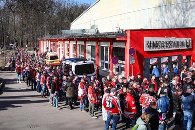 Großer Andrang im Kunsteisstadion im Sahnpark in Crimmitschau: Zwei Stunden vor Spielbeginn hat sich eine lange Warteschlange gebildet.