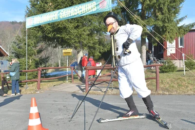 Der Schneemann alias Alex Vogt war auf Skirollern unterwegs.