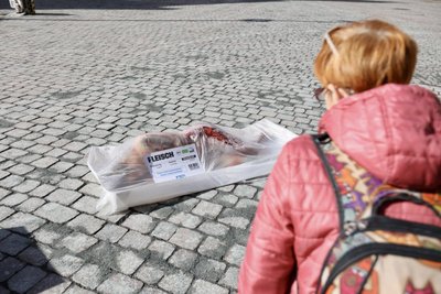Sorgt für Irritation: „Peta“-Aktivistinnen stellen „Menschenfleisch“ in Chemnitz aus.