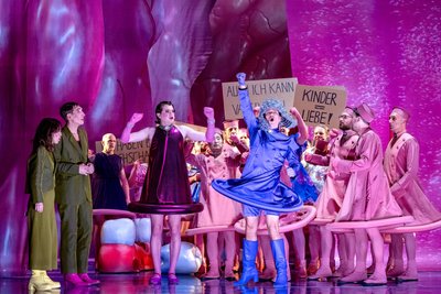 Aufstand im Herzoginnentum: In der "Operette "Der Tenor der Herzogin" gehen die männlichen Sänger auf die Barrikaden. 