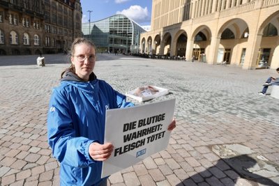 Macht einen Minijob bei „Peta“: Kathleen Cox (21) studiert Biologie und setzt sich für Tierschutz ein.