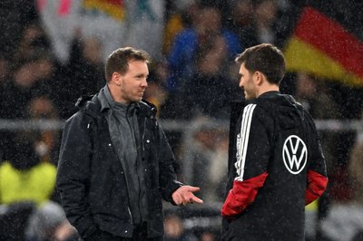 Bundestrainer Nagelsmann (l) bespricht sich mit seinem Assistenten Benjamin Glück. (Archivbild)