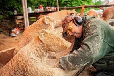 Dayton Scoggins gehört zu den Kettensägenschnitzern, die Pfingsten zur Weltmeisterschaft ihr Können zeigen. 