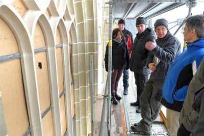 Am Dom St. Marien zu Freiberg erklärt Steinmetzmeister Christoph Goral aus Kleinwaltersdorf Superintendentin Hiltrud Anacker und Domküster Holger Graf die Arbeiten.