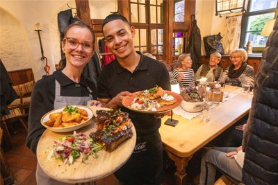 Nancy Schwager und Antonio Hernandez servieren in Plauens ältester Gaststätte Matsch: Wegen der Preissteigerungen verzichten Gäste schon mal auf die Vorspeise, so der Betreiber.