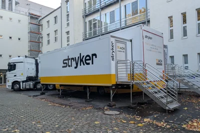 Der mobile Operationssaal ermöglicht Medizinern, neue Techniken zu trainieren.