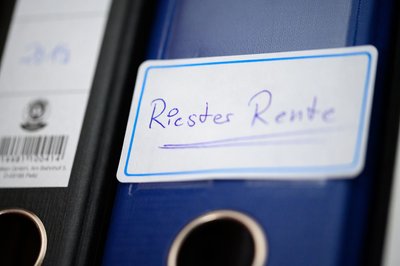 Mit über 50 noch eine Riester-Rente abschließen? Für Geringverdienern mit Kindern kann sich das unter Umständen lohnen.