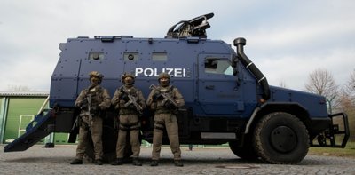 17 Tonnen wiegt ein Survivor, wenn er mit elf Personen voll besetzt ist. Die Höchstgeschwindigkeit liegt bei 100 Kilometern pro Stunde. Ähnliche Fahrzeuge haben auch andere Bundesländer in Betrieb genommen -oder planen diesen Schritt.
