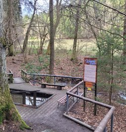 Das Areal um das Wassertretbecken, das sich unweit des Startpunktes der Wanderung befindet, lädt auch in der jetzigen Jahreszeit zu einer Rast ein.