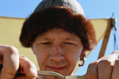 Heiko, der Schmuckkettner, fertigt aus Messing- und Kupferringen eine Kette.