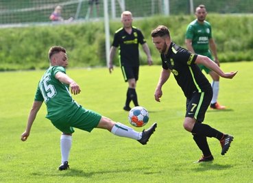 Die Gastgeber von Eiche Reichenbrand um Markus Miska (links) hatten im Derby gegen den Tabellenzweiten vom BSC Rapid (hier Steve Grube) keine echte Siegchance und verloren mit 1:4. 