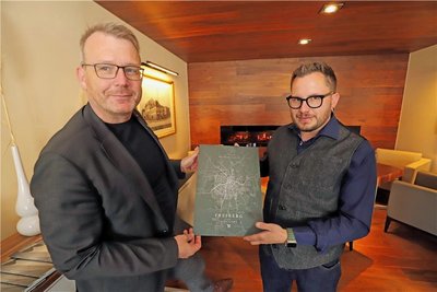 Als Geschenk an den neuen Betreiber Jens Hennig (r.) brachte Freibergs Oberbürgermeister Sven Krüger einen Stadtplan von Freiberg, eingeritzt in Aluminium, mit. 