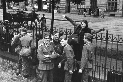 Sophie Scholl verabschiedet Freunde und Mitglieder der Widerstandsgruppe „Weiße Rose“, die in einer Studentenkompanie zum Sanitätsdienst an die Ostfront abkommandiert wurden, 1942 am Münchener Ostbahnhof, darunter Hans Scholl.