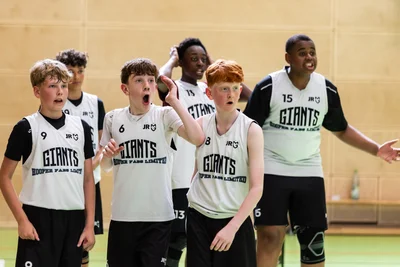 Mitfiebern am Seitenrand: Die jungen Spieler der Manchester Giants beim Noah-Berge-Cup in Chemnitz.