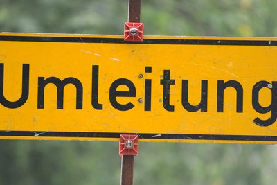 Umleitungsschilder sind in der Stadt an sehr vielen Orten zu sehen.