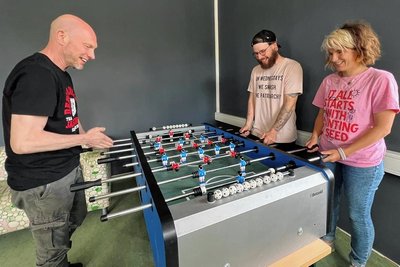 Spaß muss sein: Alexandra Bär, Martin Winkler und Jan Müller (v.r.) am Tischkicker im Haus der Vereine.