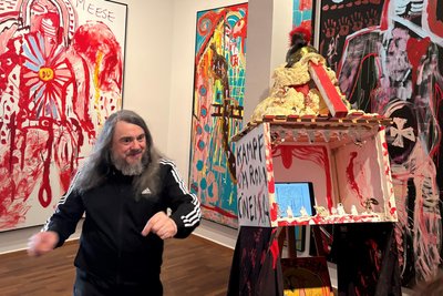 „Ihr habt da was verpasst!“ Jonathan Meese mit einem Modell seiner Wagner-Bühne.