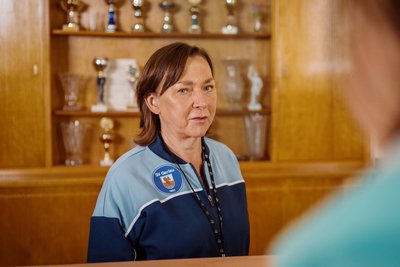 Die ehemalige DDR-Kaderturnerin Christa Hopp (Steffi Kühnert) bangt nach dem plötzlichen Tod ihres Mannes um ihr gemeinsames Lebenswerk. Ihre beiden Töchter denken an den Verkauf des Fitnessstudios.