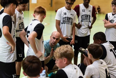 Manchesters Trainer Filip Spasev (hier bei einer Auszeit mit seinem Team) war begeistert von der Organisation des Turniers.