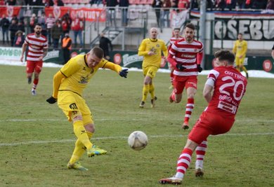 Auerbachs Kapitän Marc-Philipp Zimmermann (links) konnte unter der Woche nicht trainieren und bot seinem Trainer an, auf der Auswechselbank Platz zu nehmen. In der zweiten Halbzeit sorgte er dann für Schwung in der VfB-Offensive. Doch an der 0:2-Niederlage gegen Cottbus konnte er letztendlich auch nichts mehr ändern. 