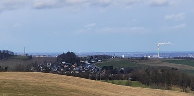 Nördlich vom Kemtauer Felsen blicken die Wanderer über einen Teil des gleichnamigen Ortes hinweg bis nach Chemnitz. Es ist die nächste ebenerdige Stelle zum bunten Schornstein, an der man sich auf Augenhöhe mit der Essenspitze befindet. 
