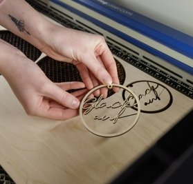 Ihr Laser macht aus Holz individuelle Dekoration. 