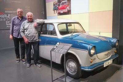 Roland Schulze (r.) und Wolfgang Kießling vor einem P 50 im August-Horch-Museum Zwickau. 