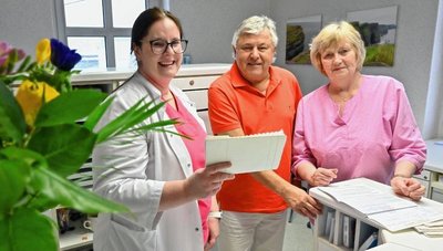 Dr. Juliane Karl (links) übernimmt ab April die Hausarztpraxis von Dr. Christoph Rürup. Schwester Birgit Vogelsang, die seit 32 Jahren in der Praxis tätig ist, wird sie bei ihrem Neuanfang unterstützen. 
