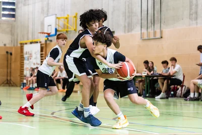 Es ging zur Sache, aber immer fair: Hier spielten die jungen Basketballer aus Manchester in der Vorrunde gegen das Noah Berge Team, eine Vertretung der Niners Chemnitz.