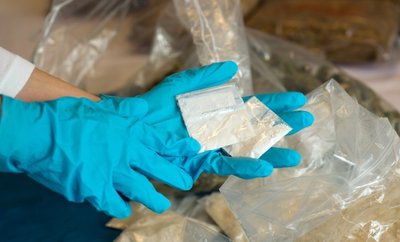 Einer der größten Drogenfälle im Vogtland der vergangenen Jahre wird derzeit am Landgericht Zwickau verhandelt. Ein Kilogramm Crystal (im Bild ein Beispielfoto der Droge) kam in zwei Plastiktüten aus Leipzig.