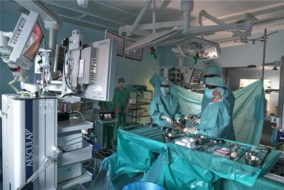 Bei ihren urologischen Operationen nutzen Oberarzt Martin Kleščinský und sein Team besondere Brillen, weil mit 3D-Kameras gearbeitet wird.
