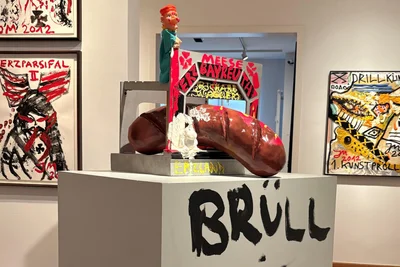 Diese Installation soll Katharina Wagner darstellen: „Die Frau ist eine Wurst“ , sagt Jonathan Meese: „Aber eigentlich mag ich ja Wurst!“