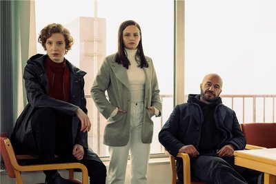 Das neue Ermittler-Team mit Linda Selb (Luise Wolfram, links), Liv Moormann (Jasna Fritzi Bauer) und Mads Andersen (Dar Salim) müssen im "Tatort: Neugeboren" erst zueinander finden. 