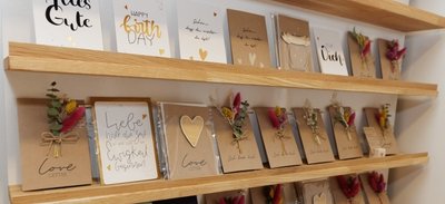 Ihre Karten werden alle von Hand veredelt. Auch bei Postern setzt sie auf Naturpapiere. Das Geschäft hat Dienstag bis Samstag geöffnet. 