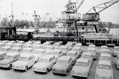 Dutzende Fahrzeuge warten im Hafen auf die Verladung für den Export. 