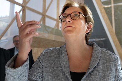 Bauministerin Klara Geywitz (SPD) möchte der schwächelnden Branche Wachstumsimpulse geben - etwa durch vereinfachte Baustandards. 