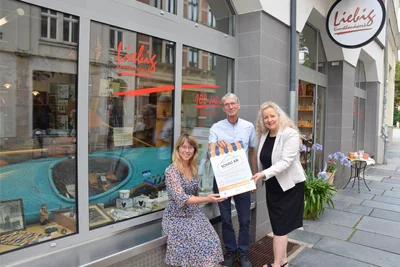 Vorjahressieger Arndt Liebig mit Stadtmanagerin Anne Kuhl (l.) und IHK-Referatsleiterin Kathrin Stiller.
