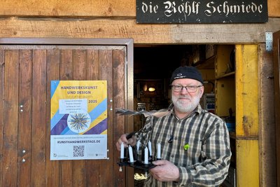 Schmied Gunter Rohlf hat eine Pyramide aus Stahl und Aluminium gebaut.