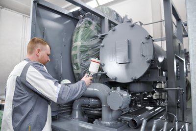 Um an Bauteilen großer Nutzfahrzeuge Spezialbeschichtungen aufzubringen, kommen Lackier- und Spritzpistolen zum Einsatz. Die Arbeit erfordert große Präzision.