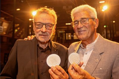 Die Plauener Werner Bamberger (r.) und Dr. Normann Haßler zählen seit Freitagabend zu den nun 63 Trägern der Stadtplakette. 