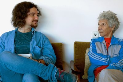 Yaar bei seiner Großmutter Rina in Tel Aviv. 